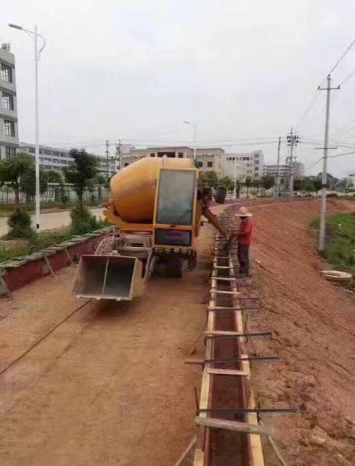 自動(dòng)上料攪拌車施工現(xiàn)場圖4 自動(dòng)上料攪拌車施工現(xiàn)場圖4