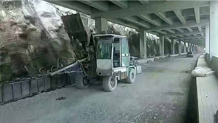 自動(dòng)上料攪拌車施工現(xiàn)場圖5 自動(dòng)上料攪拌車施工現(xiàn)場圖5